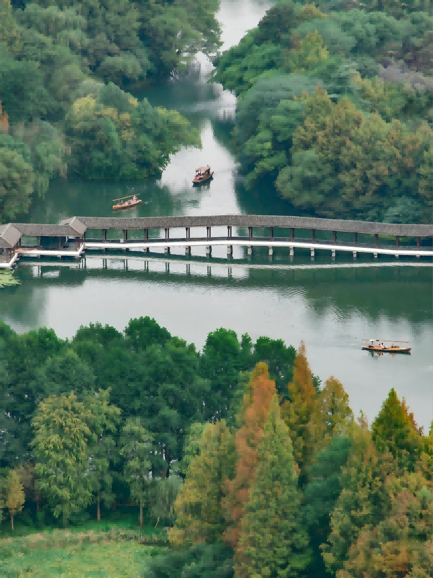 Jihong Bridge at Yuhu Bay — covered corridor stretching across still water
